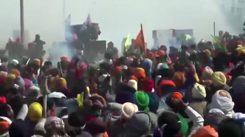 India | La policía dispara gases lacrimógenos contra los agricultores