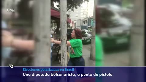 ELECCIONES BRASIL: Una DIPUTADA del partido de BOLSONARO APUNTA con un ARMA a un HOMBRE | RTVE
