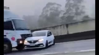 Caminhoneiro arrasta carro de bandidos na Rodovia Anhanguera, Grande SP