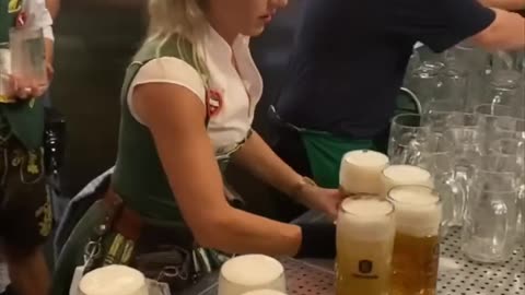 The greatest waitress of all-time 👏