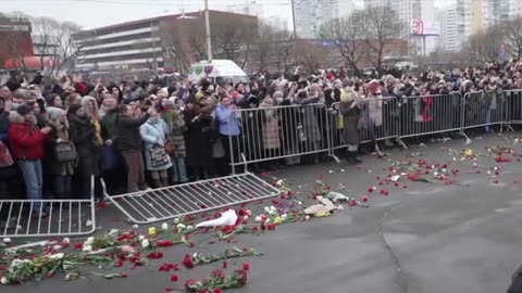 Thousands of Russians defy Putin with protest chants at Navalny_s funeral _ BBC News