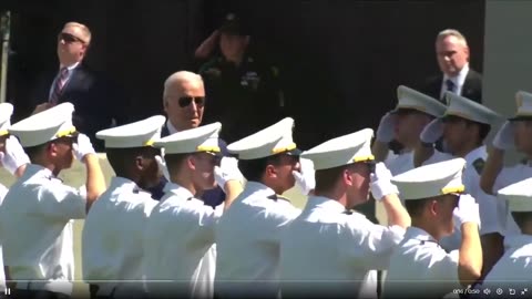 Joe Biden gian dối bước lên sân khấu tại lễ tốt nghiệp West Point