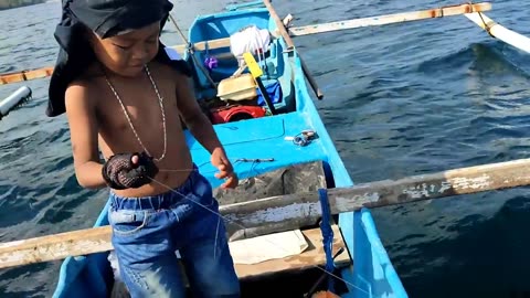Unexpectedly, this little boy made the senior fishermen not move
