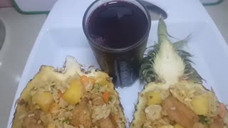 How to make delicious pineapple fried rice