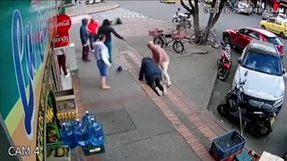 Man thought he was robbed and kicked the tripped guy behind