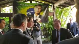 Bolsonaro presta continência ao receber conselheiro de Donald Trump - 29.nov.2018