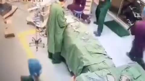Australia - Chirurgo tridosato crolla mentre esegue un intervento