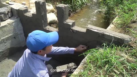 Blocking the flow of water to build small hydroelectricity with a screw turbine