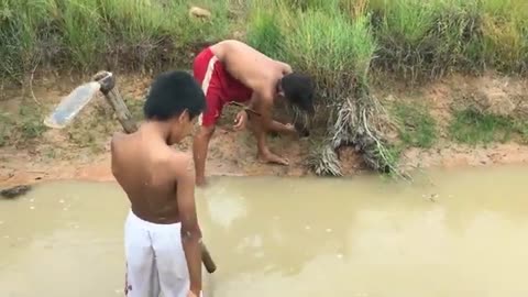 How To Catch Frog In Hole Awesome Boys Make A Long Bamboo Frog Hook For Catching Bull Frog In Hole