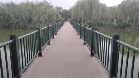 There is no one on the stone bridge, I can play slowly