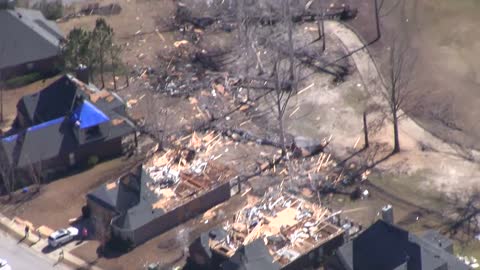 Filmación aérea capta la magnitud del daño de un tornado en Alabama