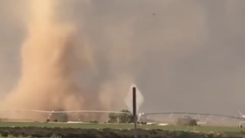 Beautifully formed tornado caught on camera in Eaton, CO