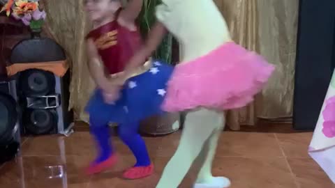 Pequeñas niñas disfrutan del baile