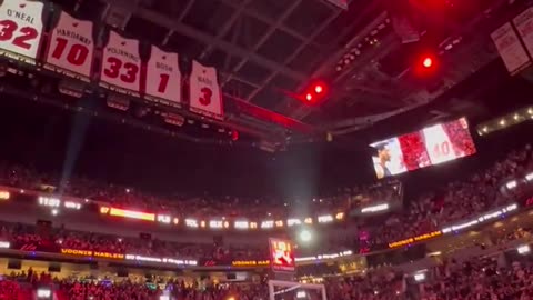 NBA - Haslem's No. 40 heads to the rafters in Miami 👏