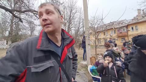 🇷🇺Russian and DPR servicemen evacuate civilians from Mariupol districts that remain in the area of possible shelling by Ukrainian nationalists