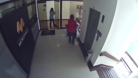 Mother has incredible reflex and saves baby from falling from the 4th floor