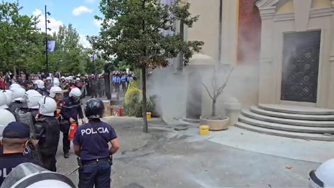 Protesta e opozitës, hidhet molotov te Bashkia e Tiranës