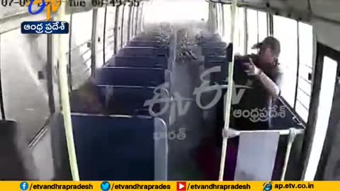 AMAZING VIDEO OF BUS ACCIDENT TAPPING WITH PEOPLE INSIDE +18 2021