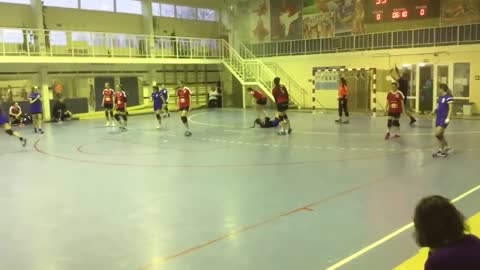 BRUTAL! One of the worst Handball foul EVER (Women Russia youth League)