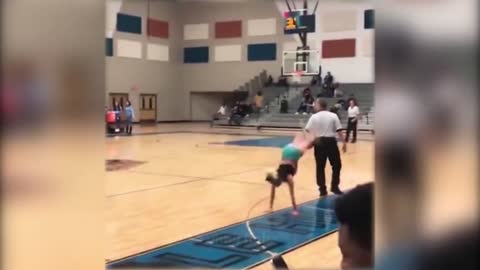 Cheerleder Falls On The Basket Referee Due To A Backflip