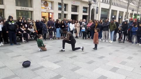 Street show -- Spectacle de rue _ PARIS France 2019