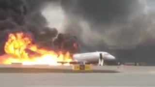 Un avión con pasajeros se incendia al aterrizar en un aeropuerto de Moscú