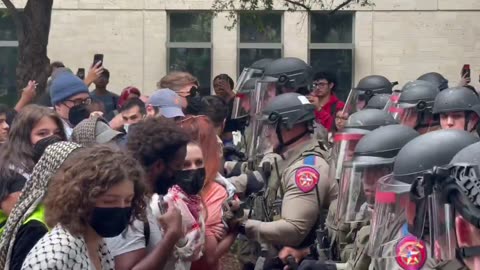 UT Austin: Protesters and DPS in a standoff on the main drag of campus