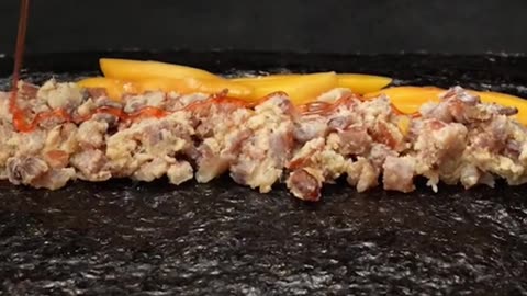 Uramaki com salmão acompanhado de um saquê é tudo de bom!