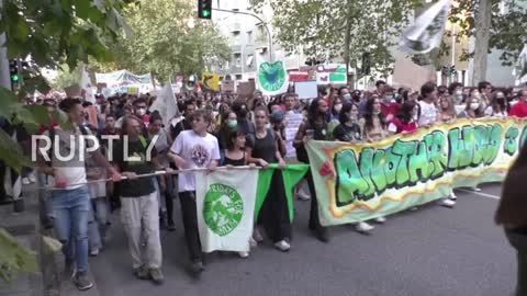 Italy: Hundreds of climate activists march through Milan for Youth4Climate summit - 02.10.2021