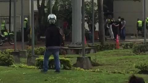 Video registró momento en el que hieren a un asaltante que tenía rehenes en Cali