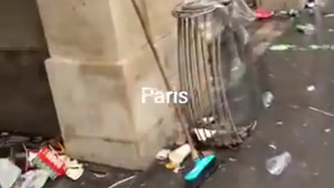 🇫🇷 Paryż, Francja. Sytuacja na ulicach 10. dzielnicy stolicy Francji.