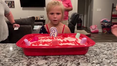bebê engraçado apaga velas de aniversário-Vídeos engraçados-Funny videos