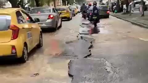 Video: Un tramo de la carrera 33 se hundió por el rompimiento de un tubo de agua