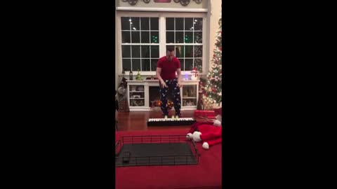 Unbelievable! Incredibly skilled Florida man juggles balls on piano and plays a Christmas song