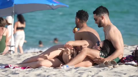 Cuddling With Strangers On The Beach | Beach | Trending Video | Entertainment Video | MZEE PRANK TV