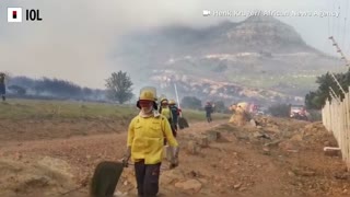 Firefighters battle blaze on Table Mountain