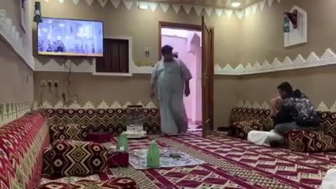 طاح قلبه من الخوف😂مقاطع مضحكة His heart pounded out of fear 😂 - Funny Videos Clip Videos, Laughter