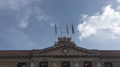 La bandera de España vuelve a ondear en Sabadell (Barcelona) tras el ataque de CUP