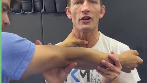 This self-defence expert explains how to defend yourself when facing a chokehold... 💪 …