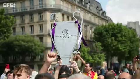 Aficionados del Liverpool y el Real Madrid se desean suerte en las calles de París (Francia)