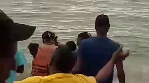 Video: con sillas y puños hombres pelean en playa de Cartagena