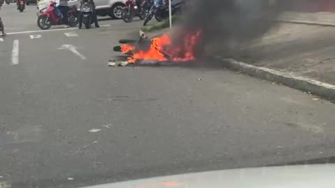 Moto de presuntos ladrones fue quemada en el barrio San Francisco de Bucaramanga