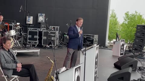 Jazz Crooner Frank Lamphere sings Sinatra cover "My Way" at Milwaukee Italian Fest 2024