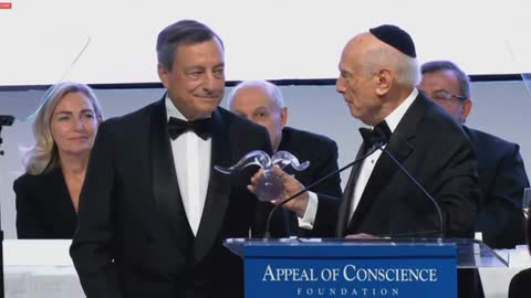 Draghi riceve a New York il premio "Statista del l'anno"