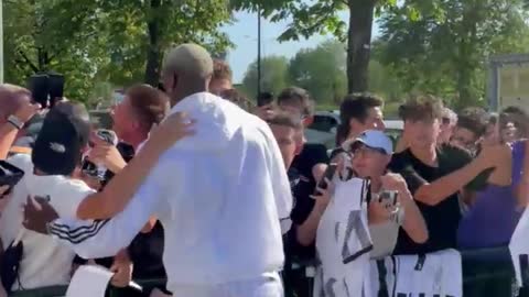 Paul Pogba with Juventus fans now celebrating the comeback. ⚪️⚫️🤝 #Juventus