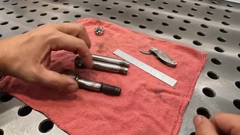 Turning the chuck by hand is enough to eliminate the clearance in the gear train.