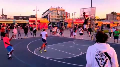 The best moments of street basketball are so handsome