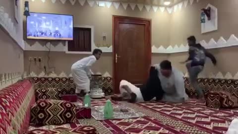 طاح قلبه من الخوف 😂😂😂😂😂 - فيديو فيديوهات مقطع مقاطع مضحكة ضحك