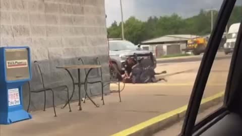 Arkansas Officers Beat Man Outside Convenience Store