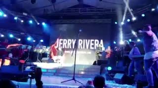 El salsero Jerry Rivera se recupera tras caída durante concierto en Ecuador